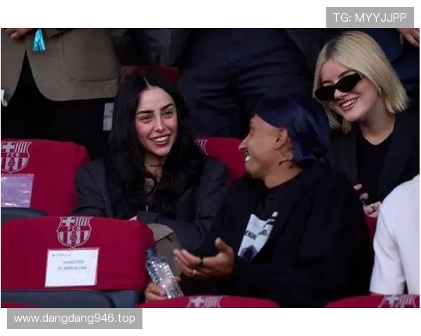 撒狗粮亚马尔小女友甜蜜助阵诺坎普，见证巴萨关键战战